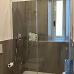 公寓 Snapstay 6 Posti Letto 的里雅斯特